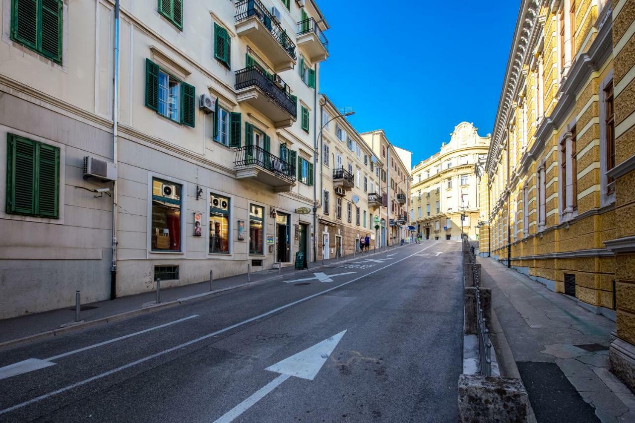 Stay In Rijeka Bagian luar foto